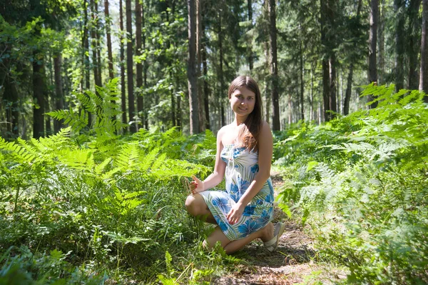 Pige i skoven - Stock-foto