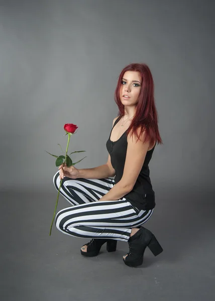 Ragazza con rosa rossa — Foto Stock