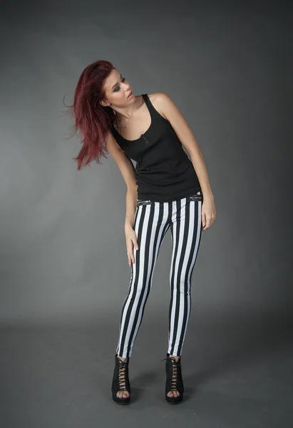 Fille en pantalon rayé — Photo