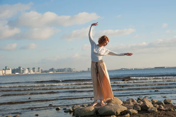 Meisje op de baai — Stockfoto