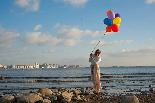 Gratis meisje met ballen — Stockfoto