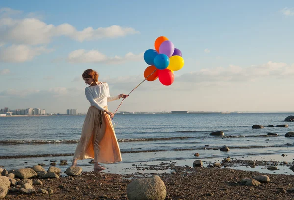 Menina livre com bolas — Fotografia de Stock