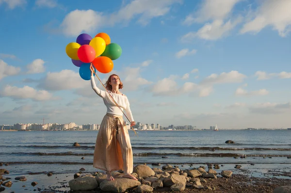 Gratis meisje met ballen — Stockfoto