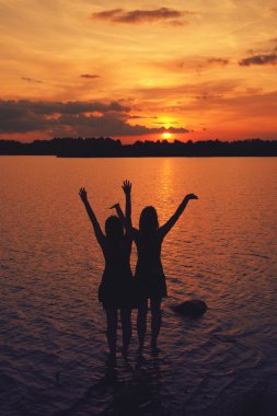 gün batımında arkadaşlar