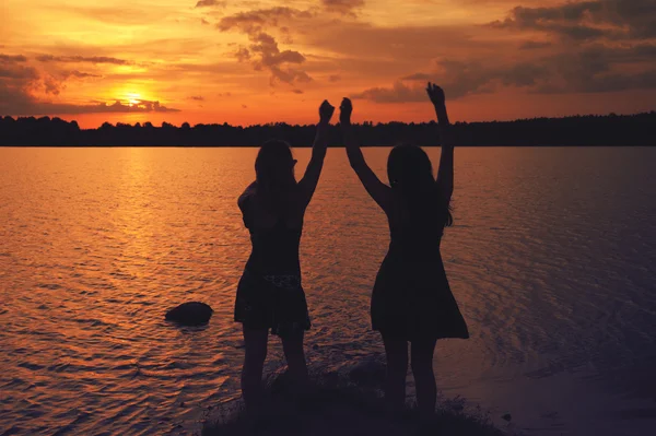 Freunde bei Sonnenuntergang — Stockfoto