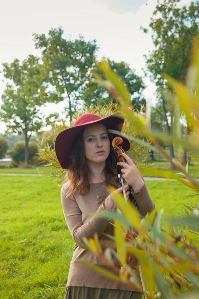 Vrouw met een viool — Stockfoto