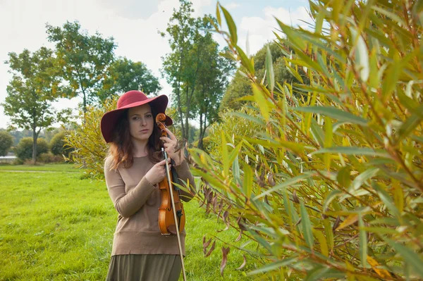 Mujer con violín —  Fotos de Stock