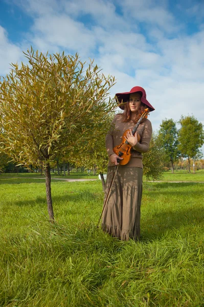 Donna con violino — Foto Stock