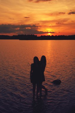 gün batımında arkadaşlar