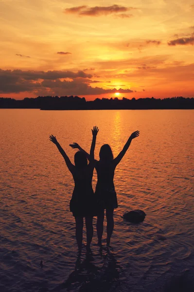 Freunde bei Sonnenuntergang — Stockfoto