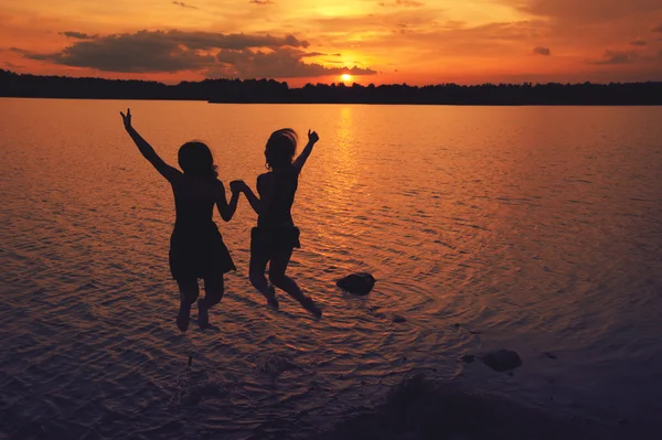 gün batımında arkadaşlar