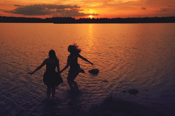 Amigos ao pôr do sol — Fotografia de Stock