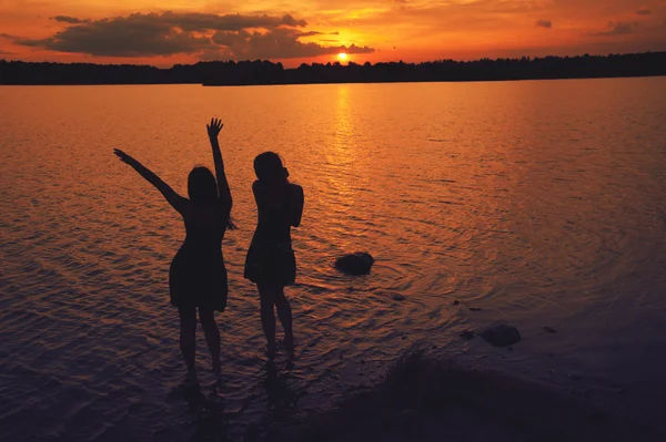 Pôr do sol amigos — Fotografia de Stock