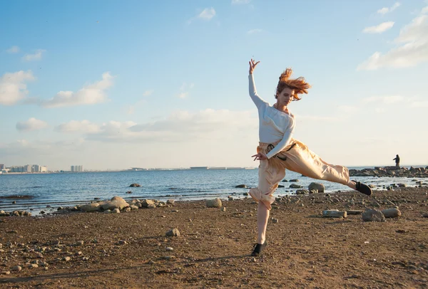 Meisje op de baai — Stockfoto