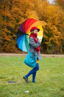 neşeli kadının sonbahar günü parkta