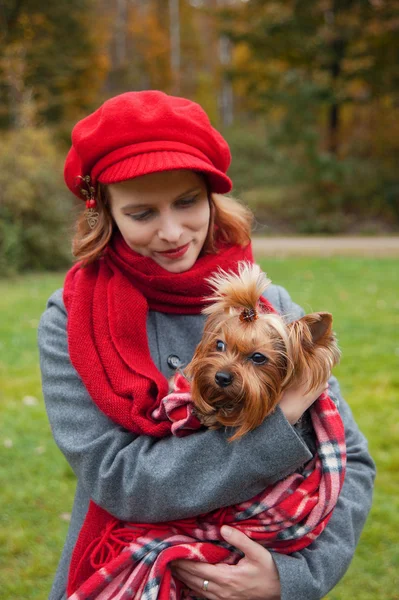 Mujer con yorkie —  Fotos de Stock