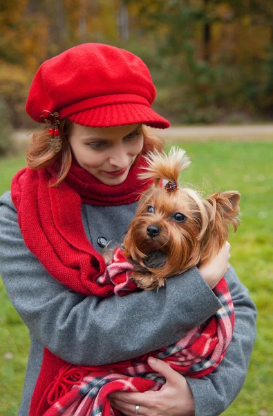 Donna con yorkie — Foto Stock