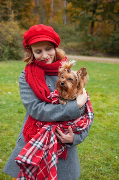 Mujer con yorkie — Foto de Stock