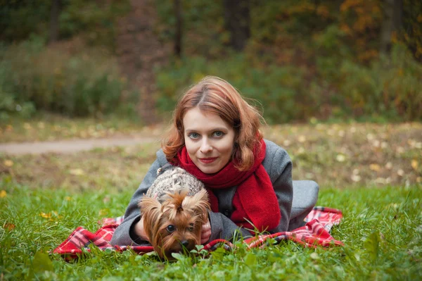 Mulher com yorkie — Fotografia de Stock