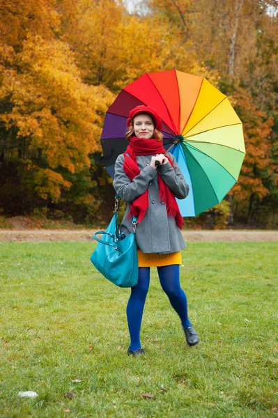 Donna allegra che si gode la giornata autunnale nel parco — Foto Stock