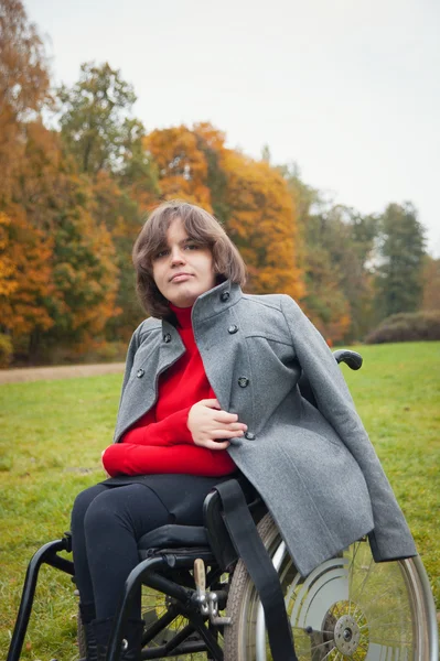 휠체어를 타고 있는 여자 — 스톡 사진