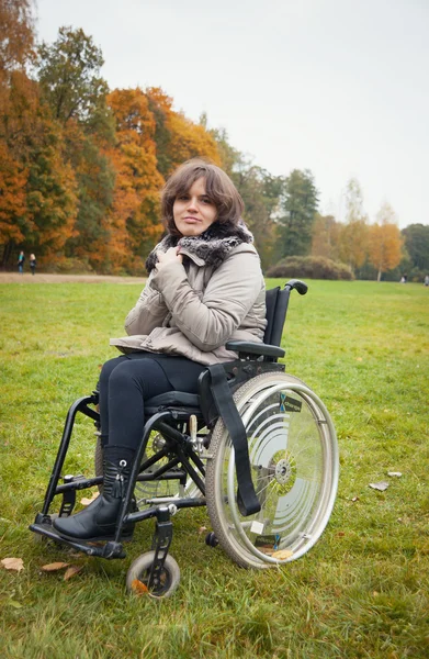 Vrouw in een rolstoel — Stockfoto