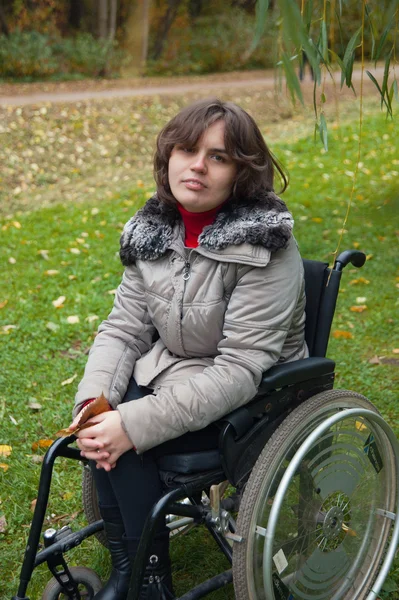 Vrouw in een rolstoel — Stockfoto