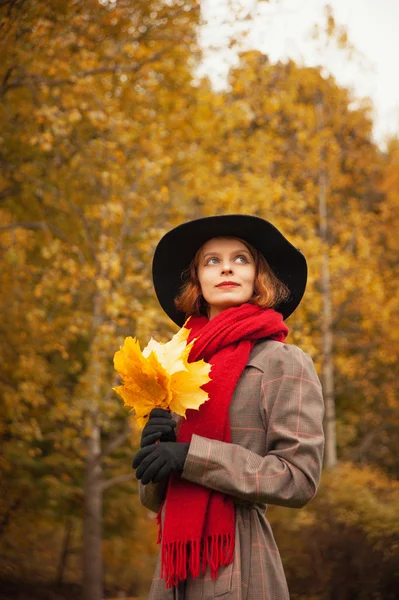 Woman enjoying autumn — Stock Photo, Image