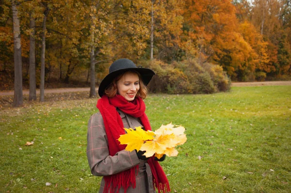 Женщина наслаждается осенью — стоковое фото