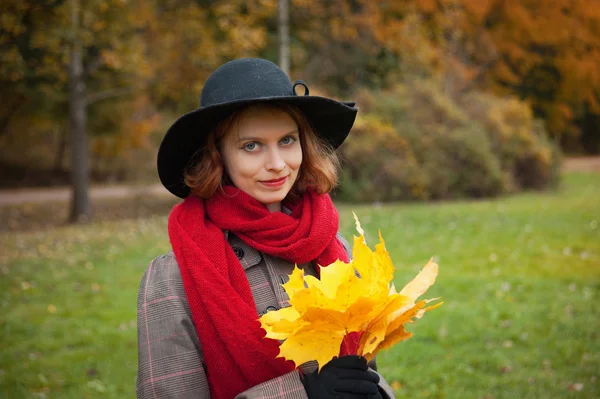 Mujer disfrutando otoño — Foto de Stock