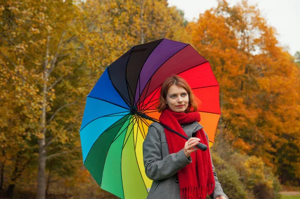 Mujer disfrutando otoño — Foto de Stock