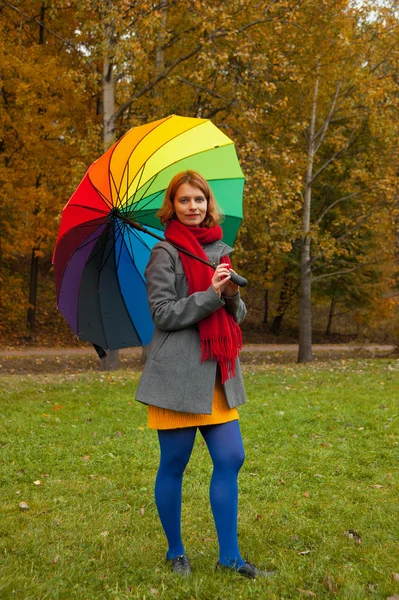 Mujer disfrutando otoño —  Fotos de Stock