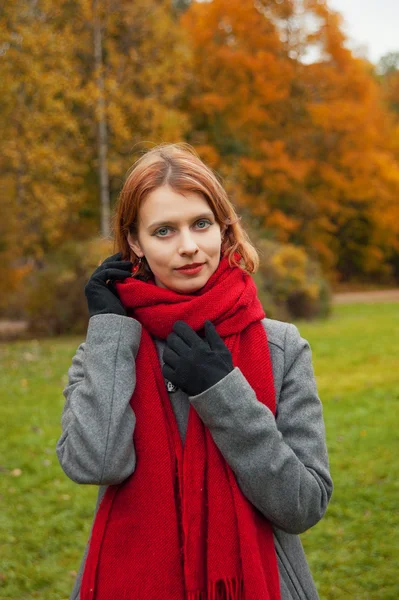 Mujer disfrutando otoño —  Fotos de Stock