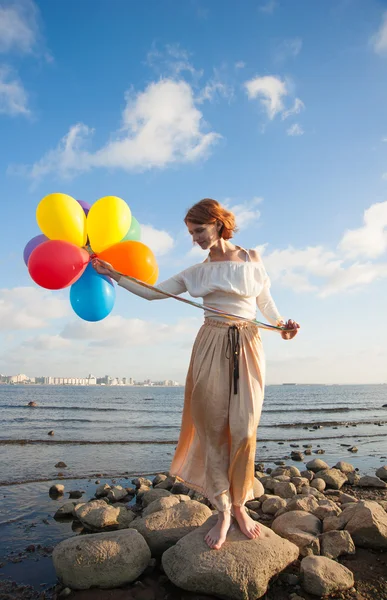 Flicka med ballonger — Stockfoto