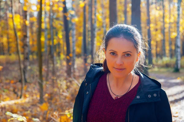 Frau genießt den Herbst — Stockfoto