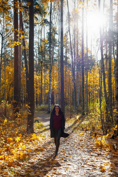 Woman enjoying autumn — Stock Photo, Image