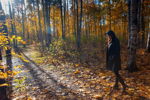 Kvinna njuter av hösten — Stockfoto
