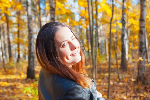 Frau genießt den Herbst — Stockfoto