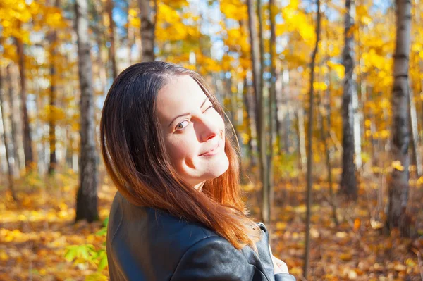 Vrouw genieten van herfst — Stockfoto