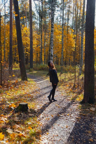 女性を楽しむ秋 — ストック写真
