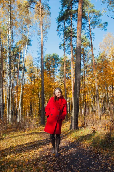 Mujer disfrutando otoño — Foto de Stock