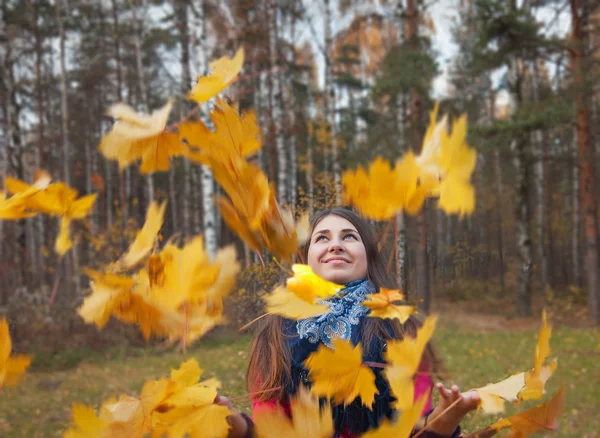 Chica con hojas — Foto de Stock