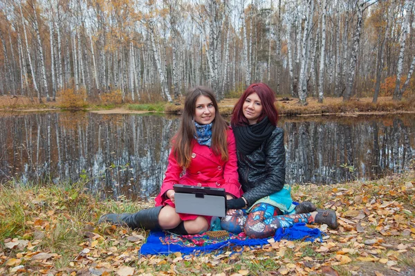 Ragazze guarda posta — Foto Stock