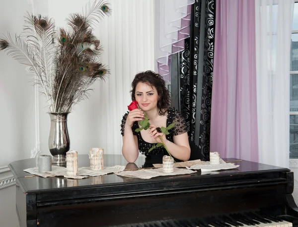 Beauty at the piano — Stock Photo, Image