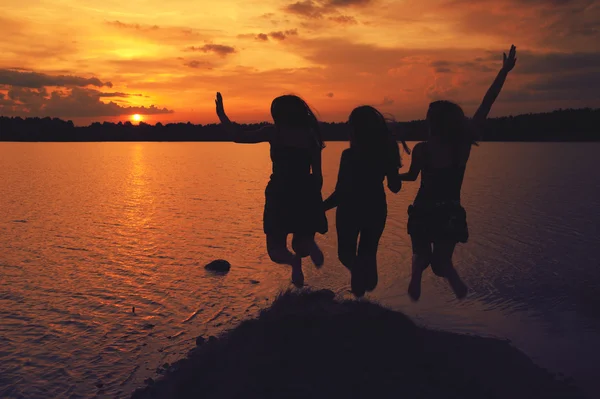 gün batımında arkadaşlar