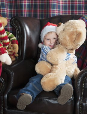 ağacın altında küçük çocuk