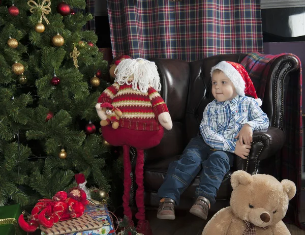 Liten pojke under trädet — Stockfoto