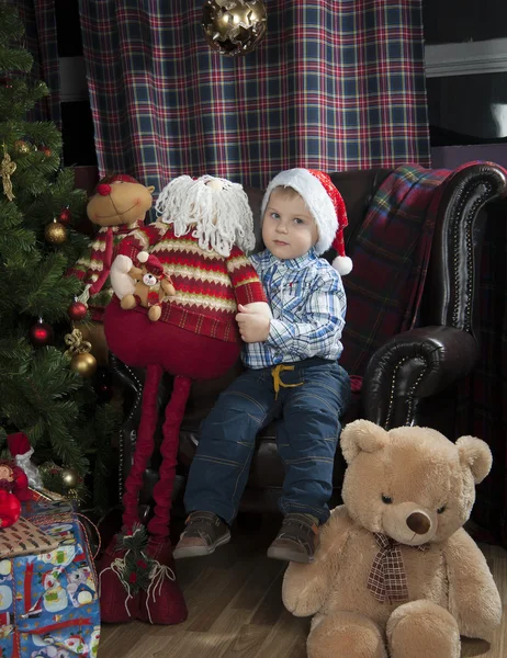 Kleine jongen onder de boom — Stockfoto