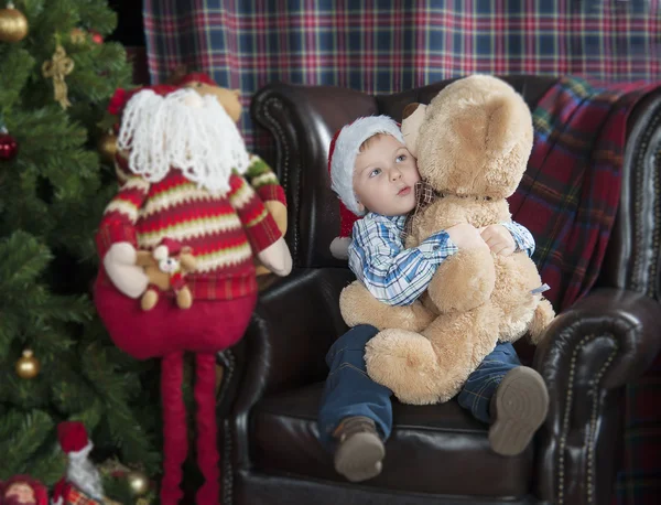 Kleine jongen onder de boom — Stockfoto