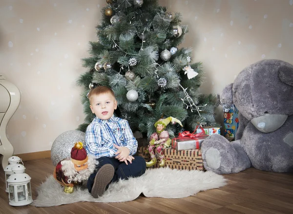 Malý chlapec pod stromeček — Stock fotografie